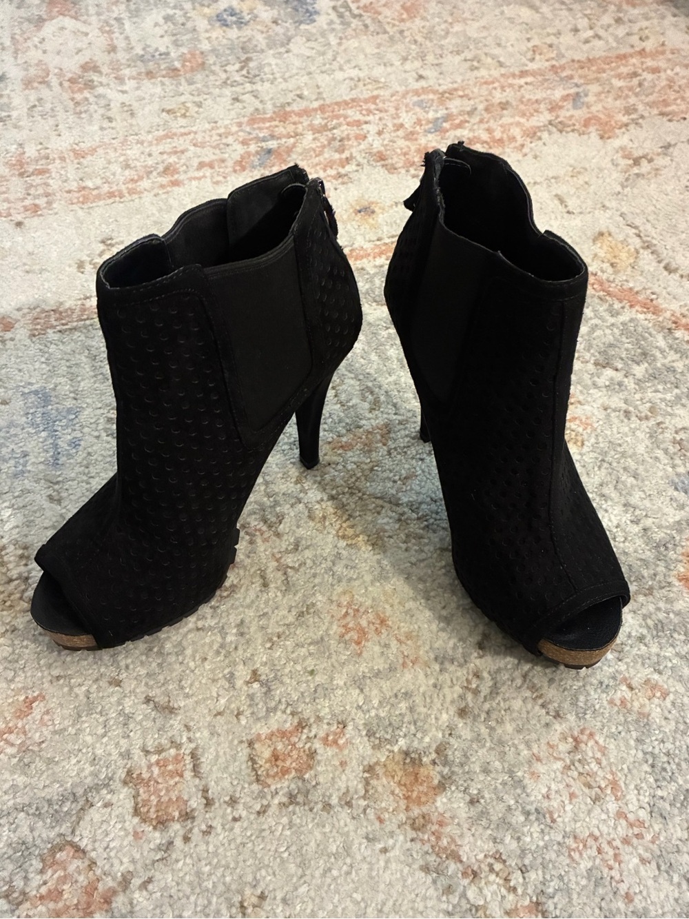 Simply Vera Vera Wang -Y2K-Black Peep-Toe Suede Ankle Booties